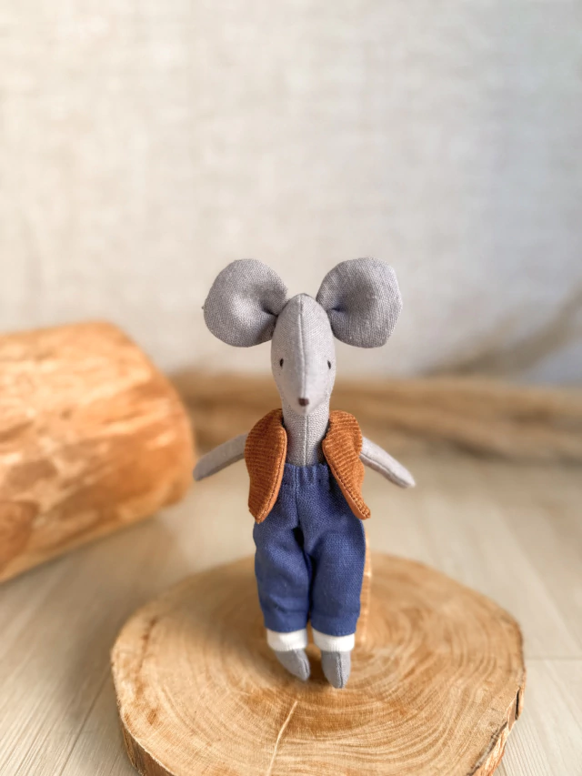 George the Mouse - "Dressed to Impress"