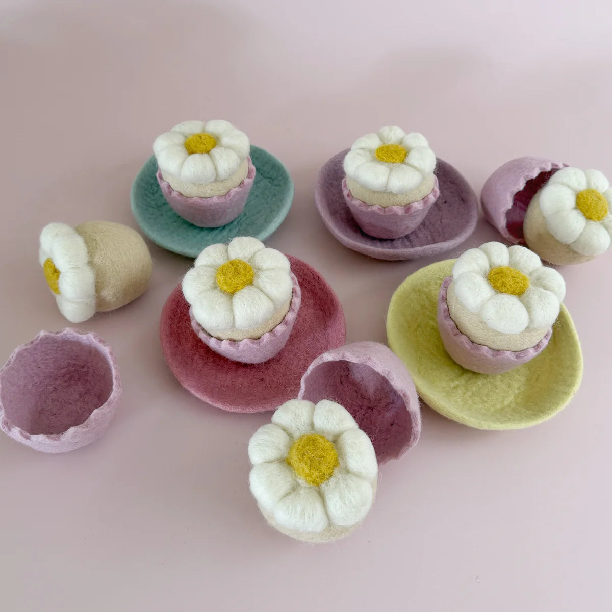 Felt Jumbo Daisy Muffin (with removable muffin case)