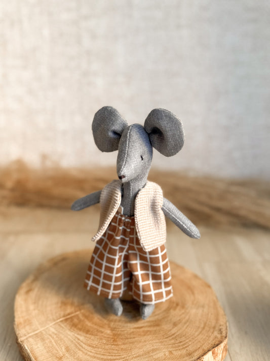 George the Mouse - "Dressed to Impress"
